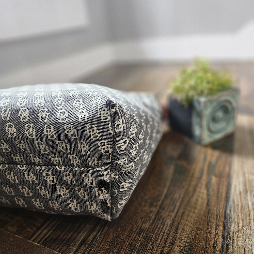 Dooney & Bourke Gray and Cream Signature Print Canvas Purse. - Picture 6 of 13